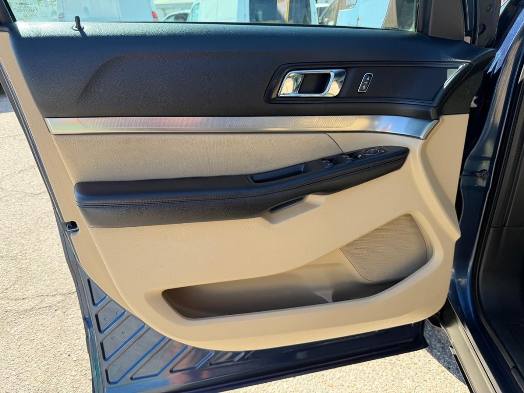 Ford Explorer Vehicle Full-screen Gallery Image 15