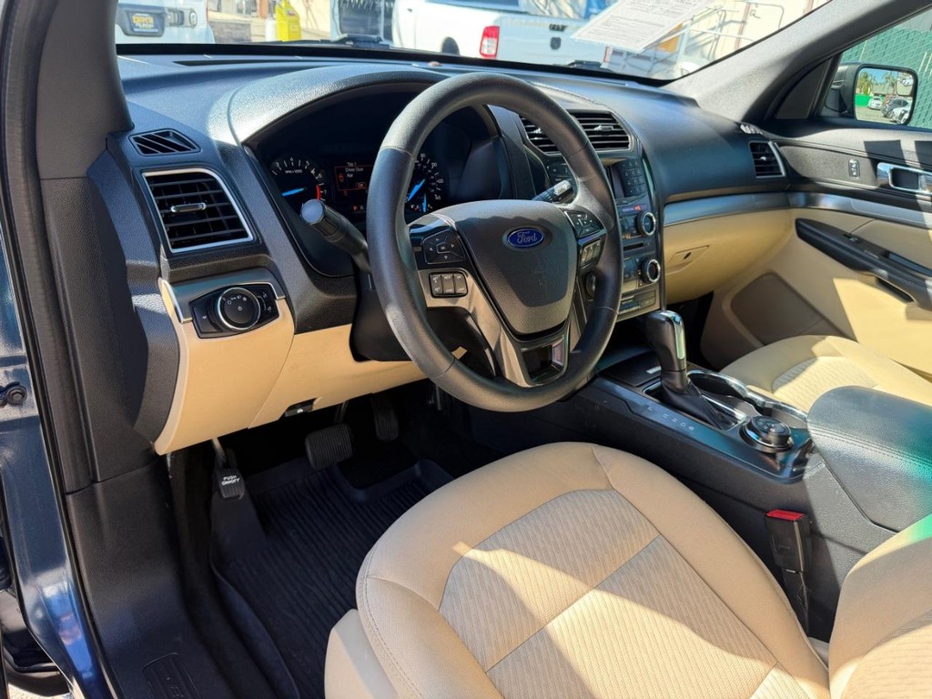 Ford Explorer Vehicle Full-screen Gallery Image 16
