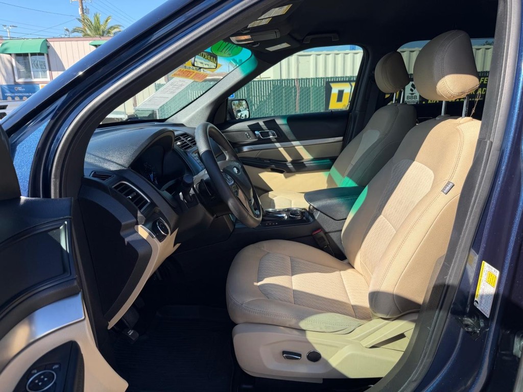 Ford Explorer Vehicle Full-screen Gallery Image 17
