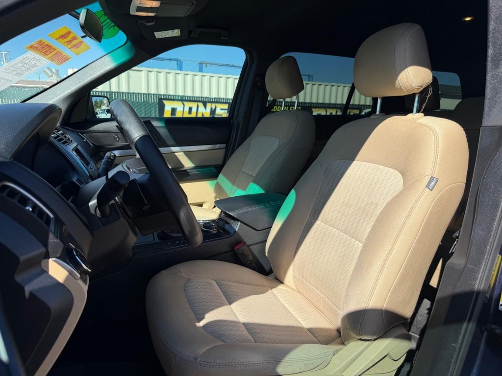 Ford Explorer Vehicle Full-screen Gallery Image 18