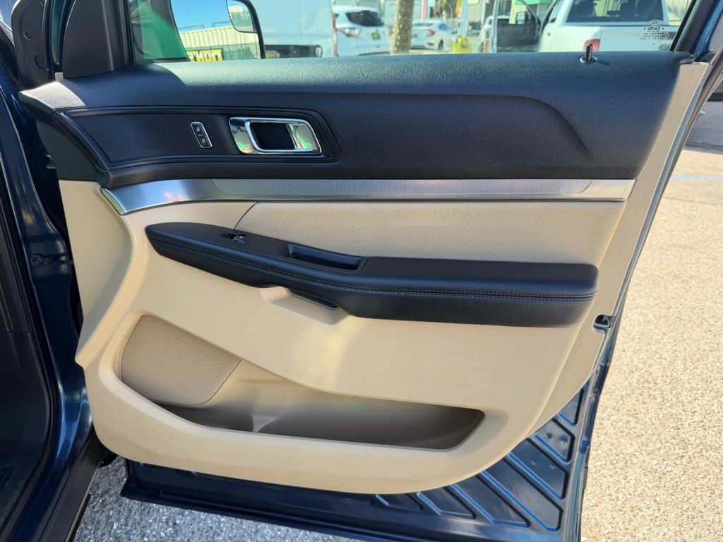 Ford Explorer Vehicle Full-screen Gallery Image 19