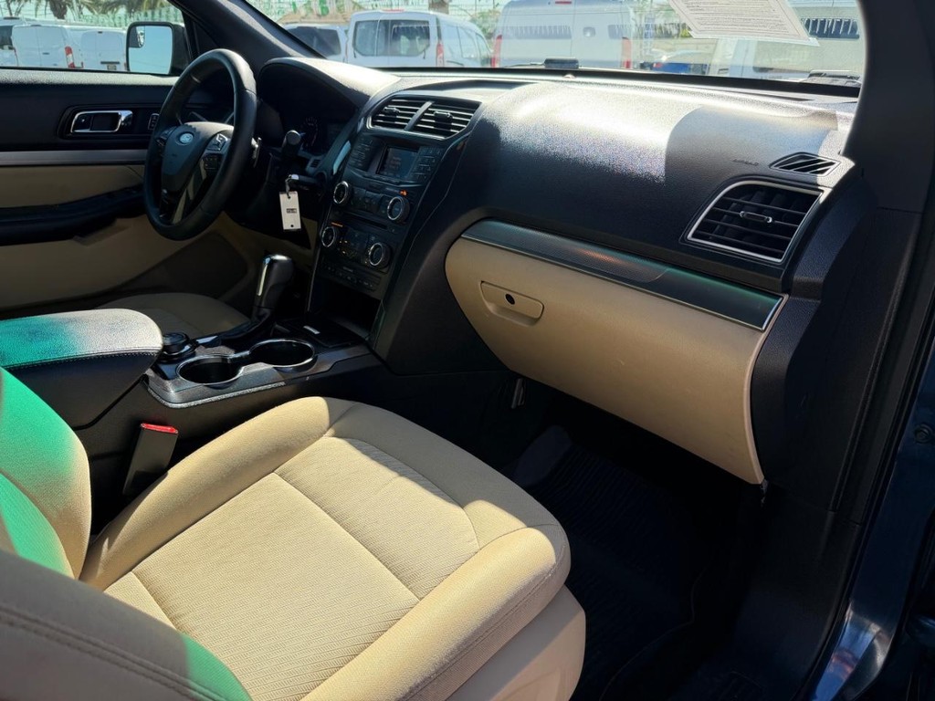 Ford Explorer Vehicle Full-screen Gallery Image 20