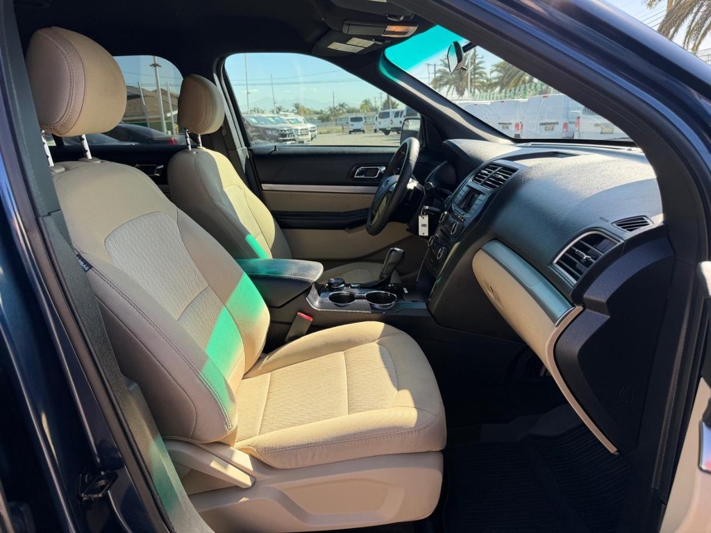 Ford Explorer Vehicle Full-screen Gallery Image 21