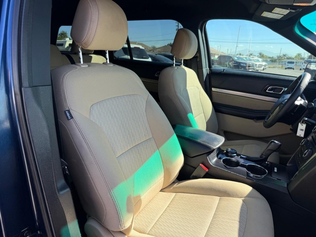 Ford Explorer Vehicle Full-screen Gallery Image 22