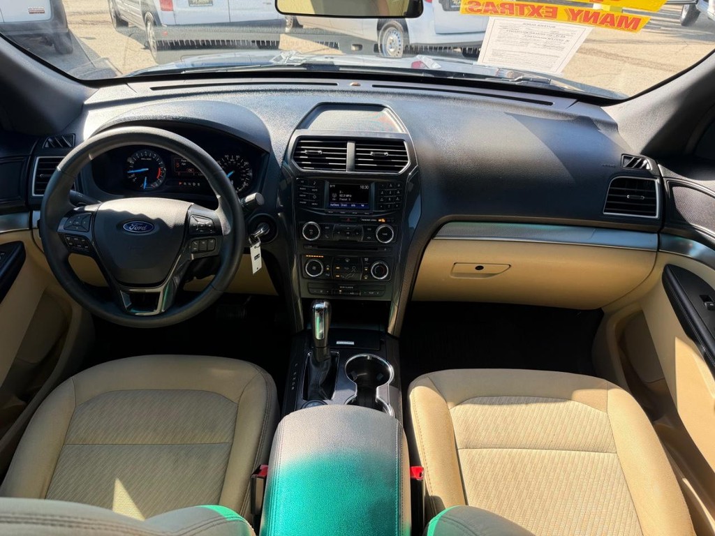 Ford Explorer Vehicle Full-screen Gallery Image 23