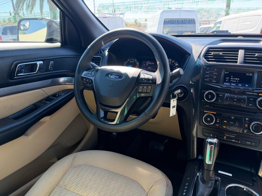 Ford Explorer Vehicle Full-screen Gallery Image 24