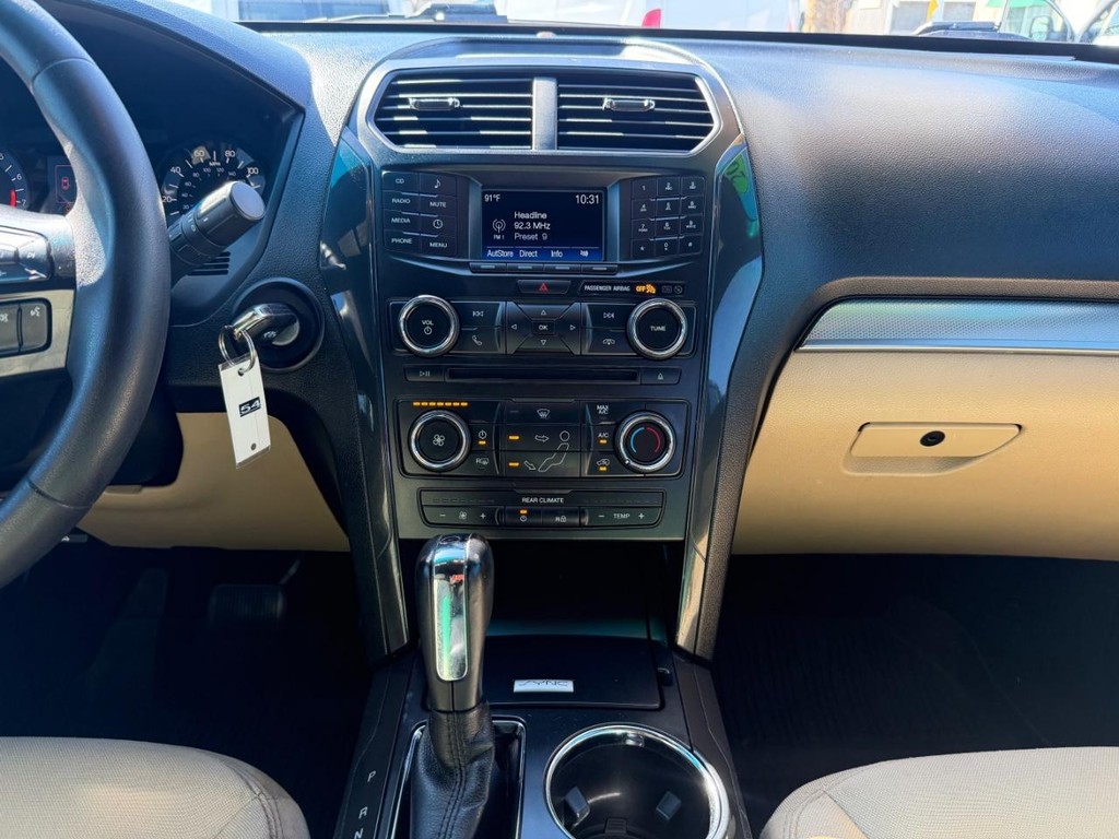 Ford Explorer Vehicle Full-screen Gallery Image 25