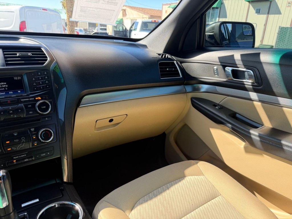 Ford Explorer Vehicle Full-screen Gallery Image 26