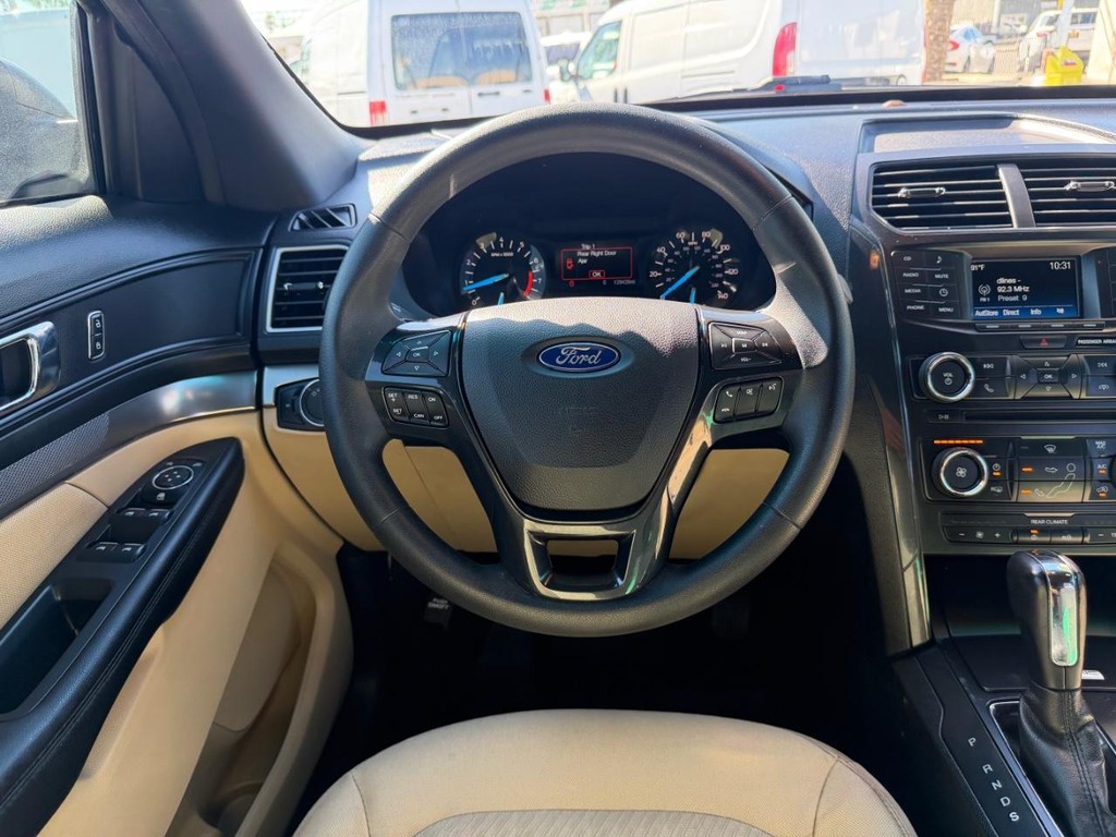 Ford Explorer Vehicle Full-screen Gallery Image 27