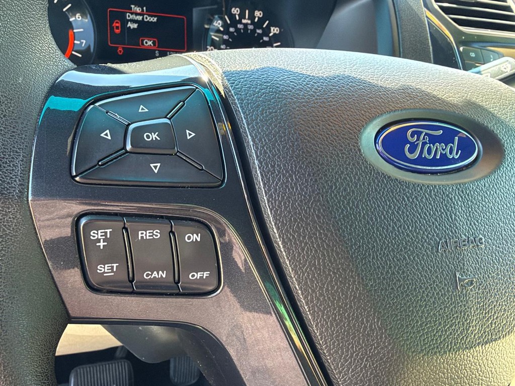 Ford Explorer Vehicle Full-screen Gallery Image 28