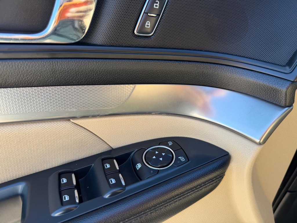 Ford Explorer Vehicle Full-screen Gallery Image 31