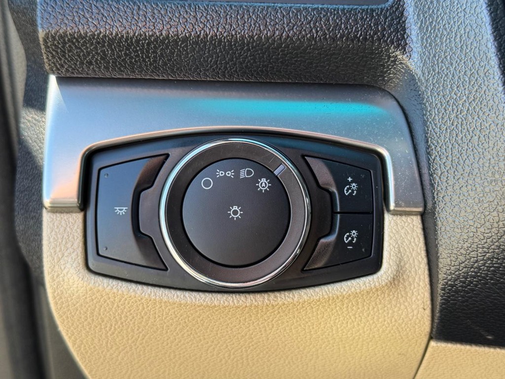 Ford Explorer Vehicle Full-screen Gallery Image 32
