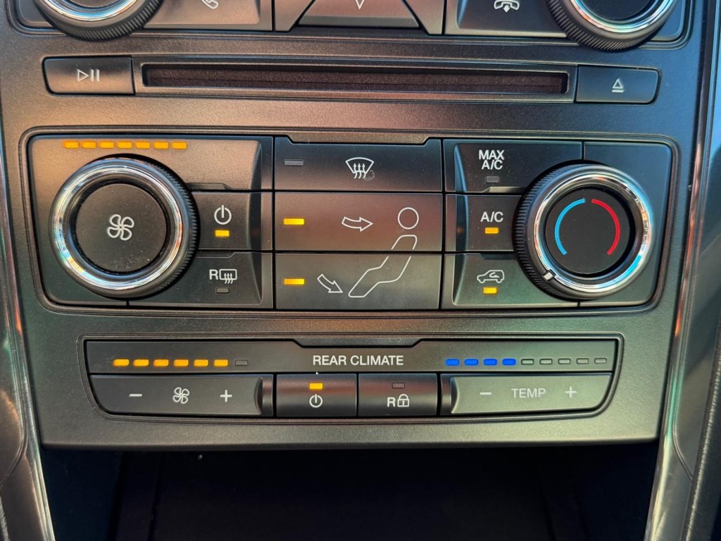 Ford Explorer Vehicle Full-screen Gallery Image 33