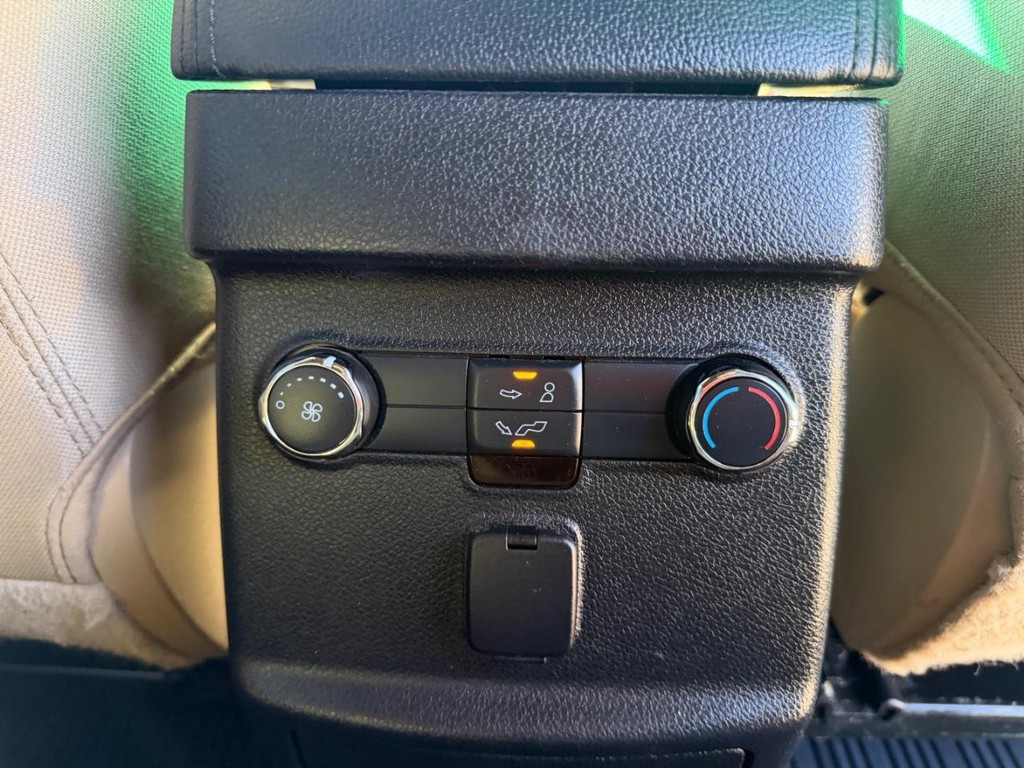 Ford Explorer Vehicle Full-screen Gallery Image 36