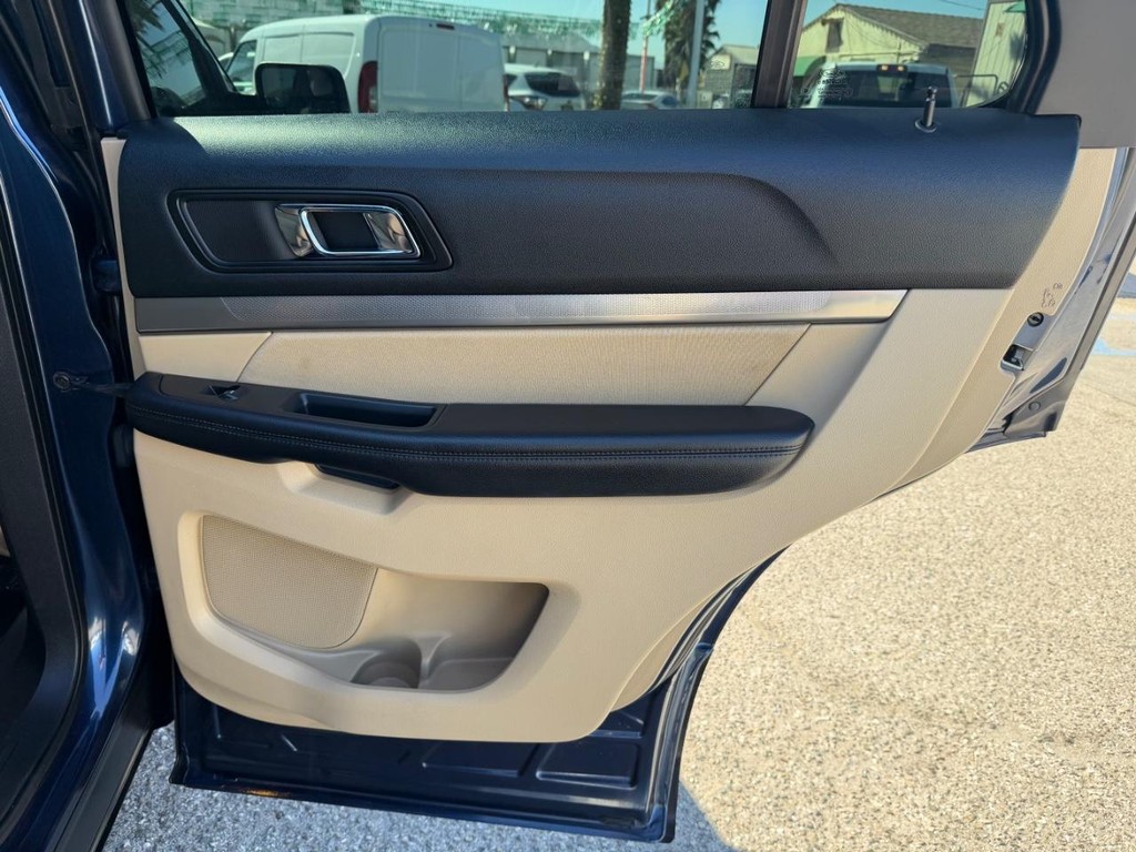 Ford Explorer Vehicle Full-screen Gallery Image 37