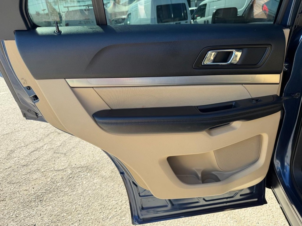 Ford Explorer Vehicle Full-screen Gallery Image 39