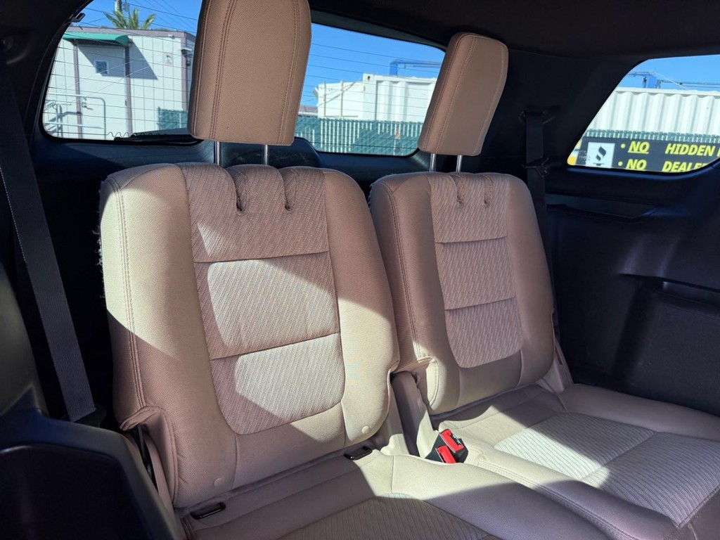Ford Explorer Vehicle Full-screen Gallery Image 41