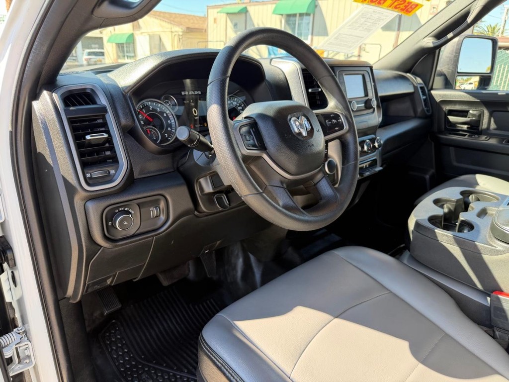 Ram 2500 Vehicle Full-screen Gallery Image 16