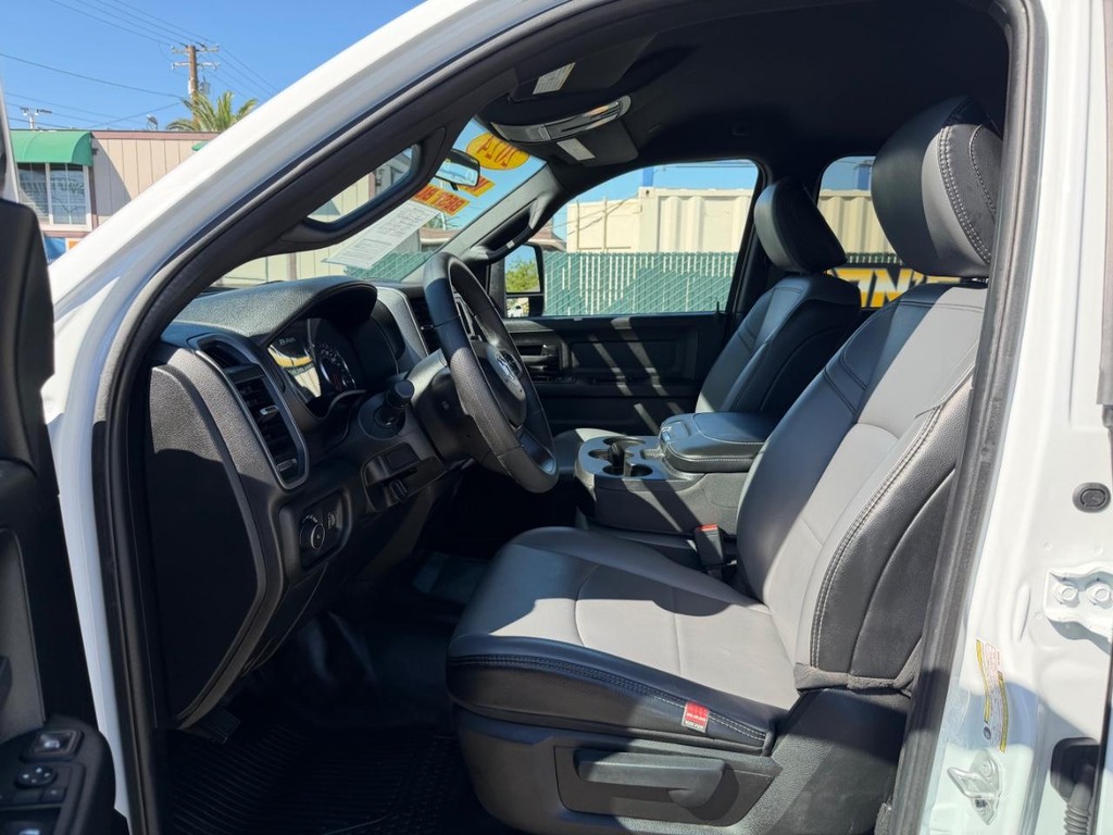 Ram 2500 Vehicle Full-screen Gallery Image 17
