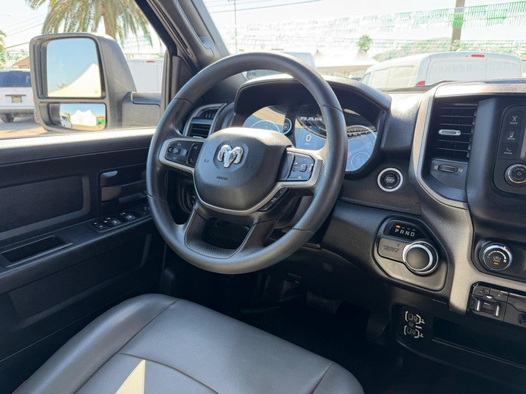 Ram 2500 Vehicle Full-screen Gallery Image 24