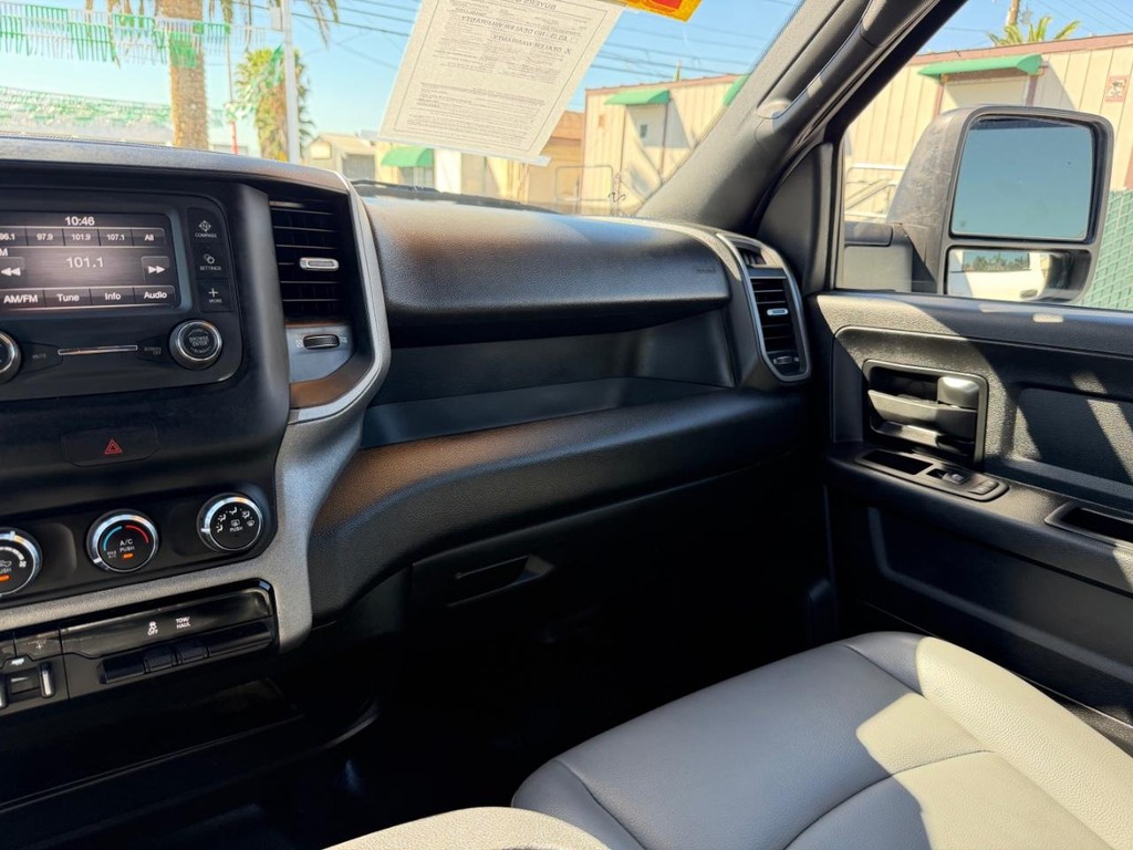 Ram 2500 Vehicle Full-screen Gallery Image 26