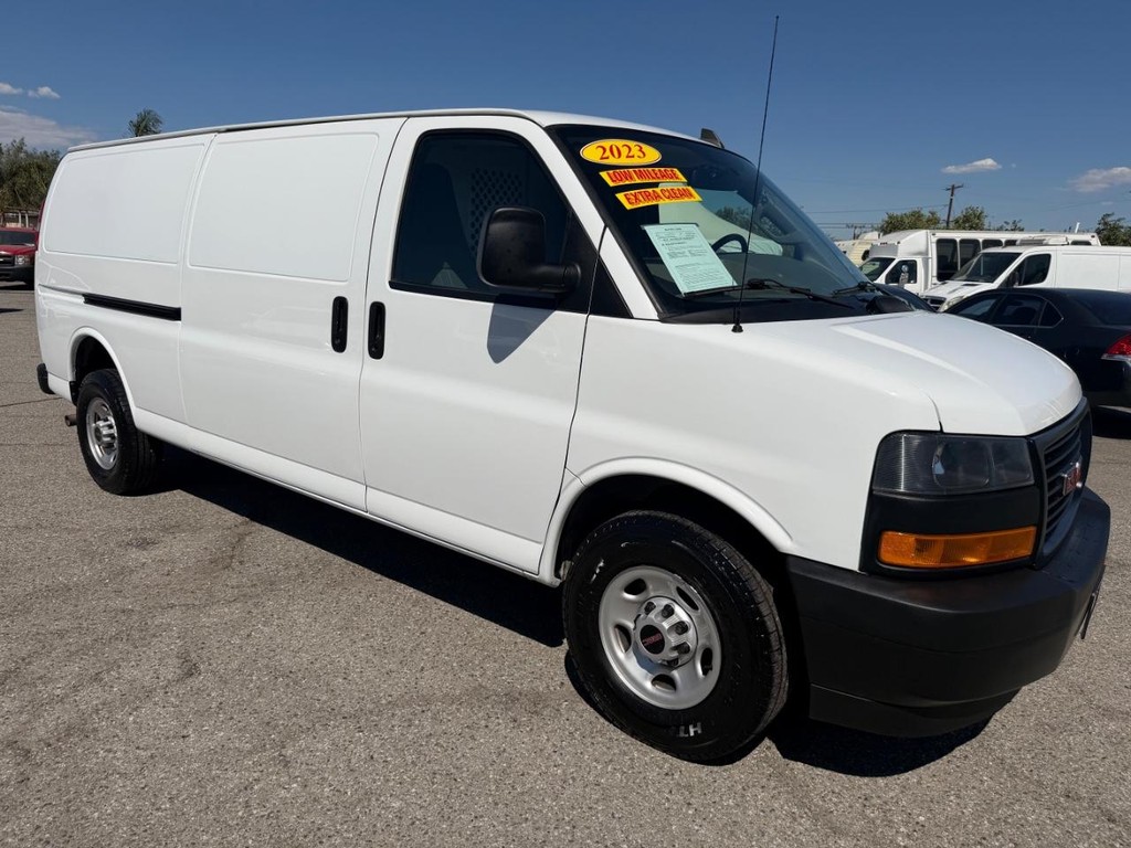 GMC Savana 2500 Vehicle Full-screen Gallery Image 04