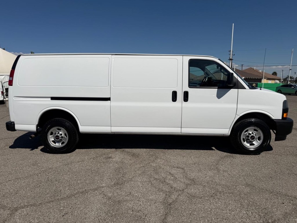 GMC Savana 2500 Vehicle Full-screen Gallery Image 06