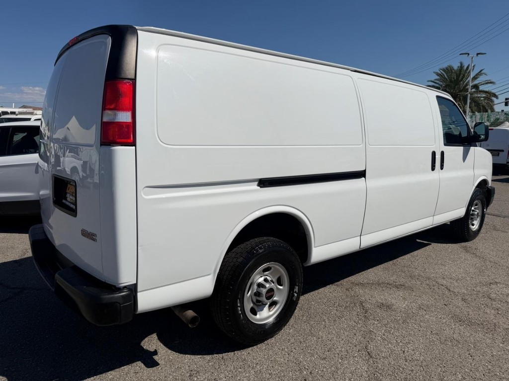 GMC Savana 2500 Vehicle Full-screen Gallery Image 07