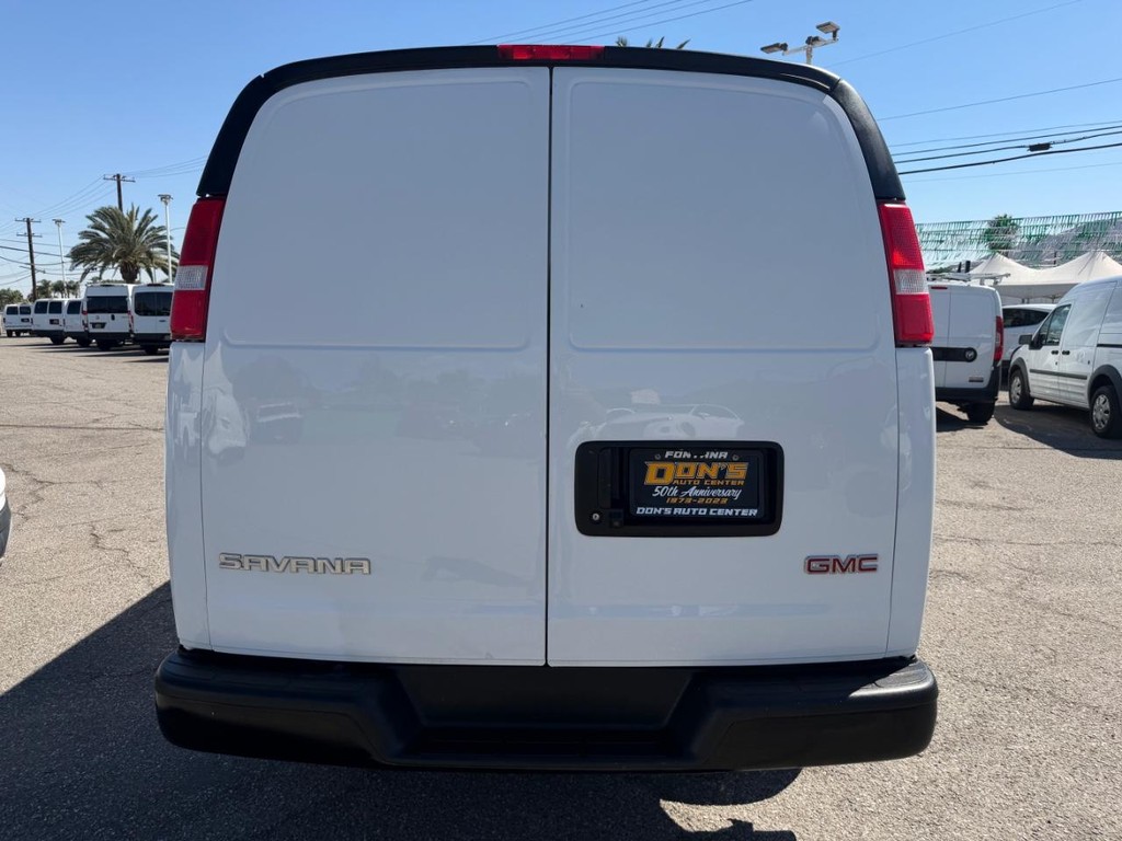 GMC Savana 2500 Vehicle Full-screen Gallery Image 09