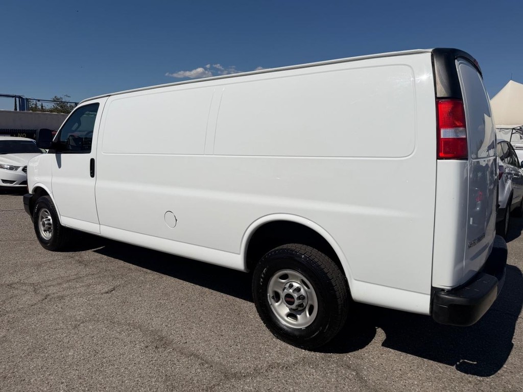 GMC Savana 2500 Vehicle Full-screen Gallery Image 10