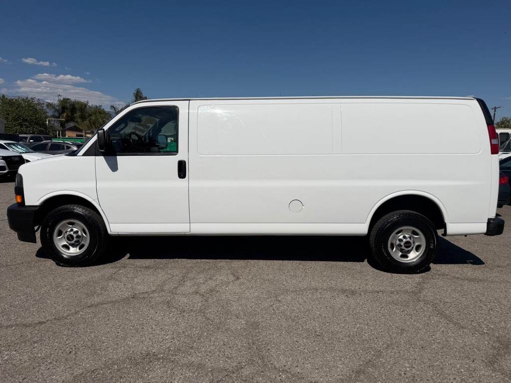 GMC Savana 2500 Vehicle Full-screen Gallery Image 12