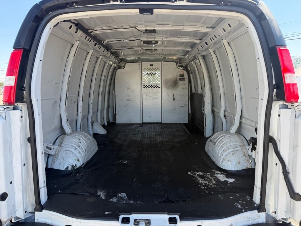 GMC Savana 2500 Vehicle Full-screen Gallery Image 16