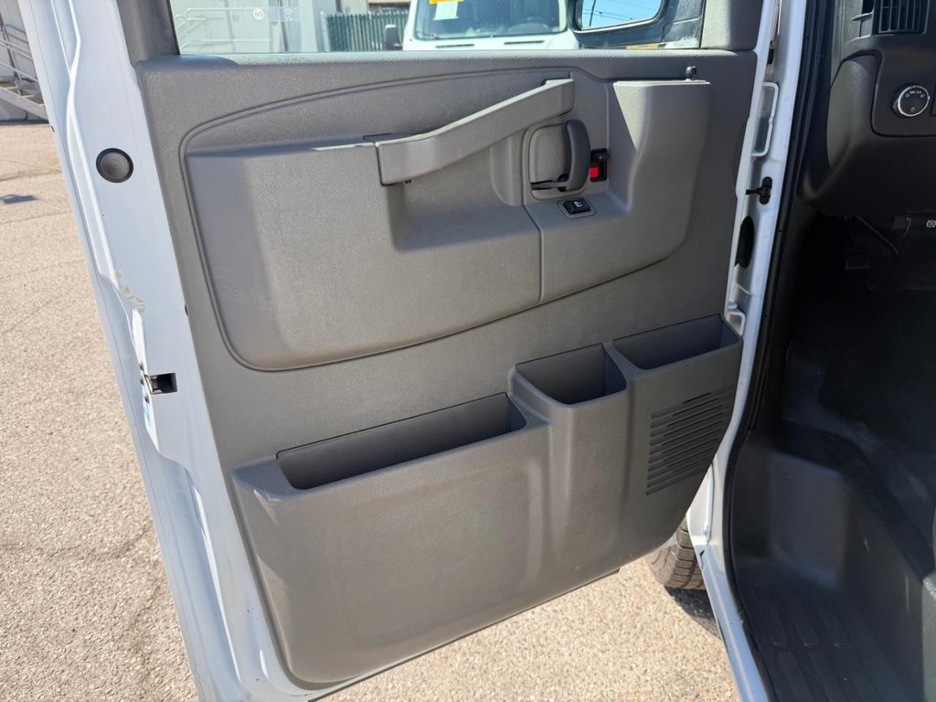 GMC Savana 2500 Vehicle Full-screen Gallery Image 22