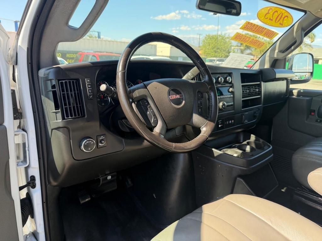 GMC Savana 2500 Vehicle Full-screen Gallery Image 23