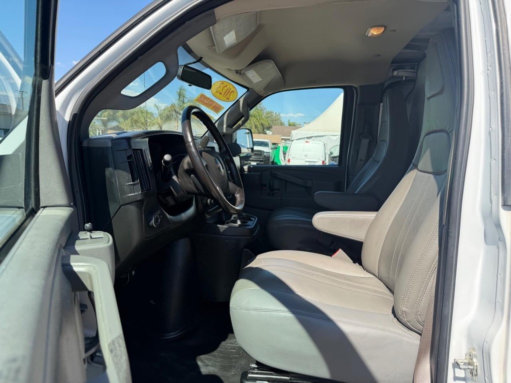 GMC Savana 2500 Vehicle Full-screen Gallery Image 24