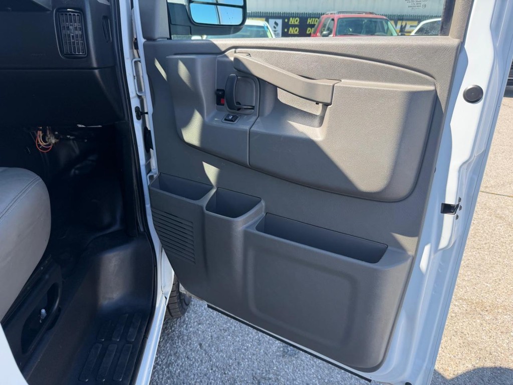 GMC Savana 2500 Vehicle Full-screen Gallery Image 25