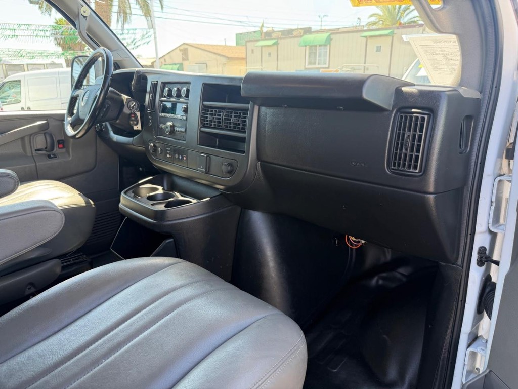 GMC Savana 2500 Vehicle Full-screen Gallery Image 26