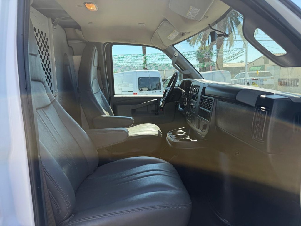 GMC Savana 2500 Vehicle Full-screen Gallery Image 27