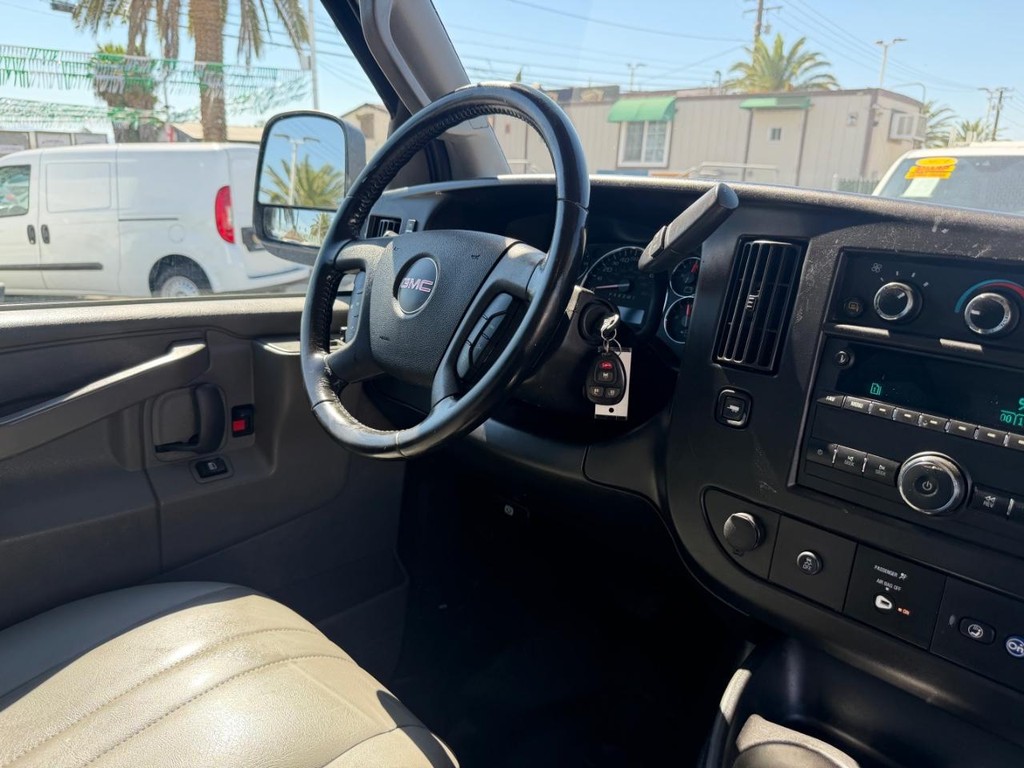 GMC Savana 2500 Vehicle Full-screen Gallery Image 28