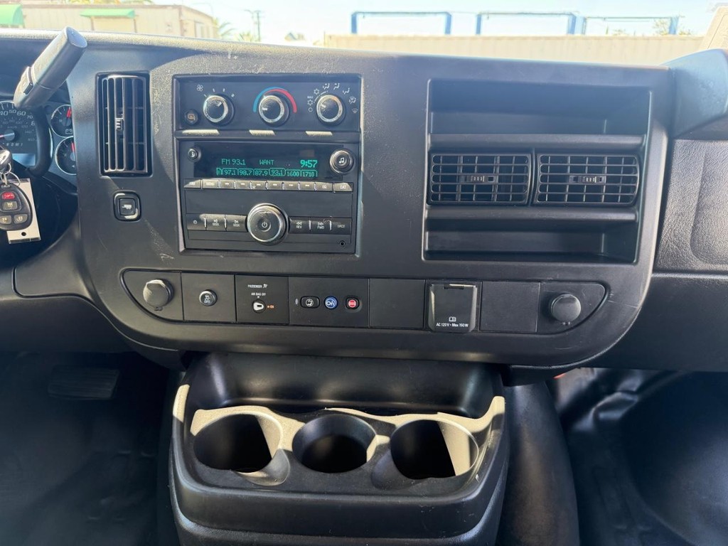 GMC Savana 2500 Vehicle Full-screen Gallery Image 29