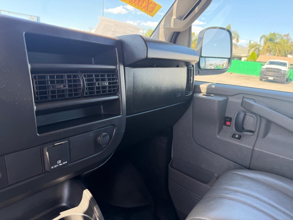 GMC Savana 2500 Vehicle Full-screen Gallery Image 30