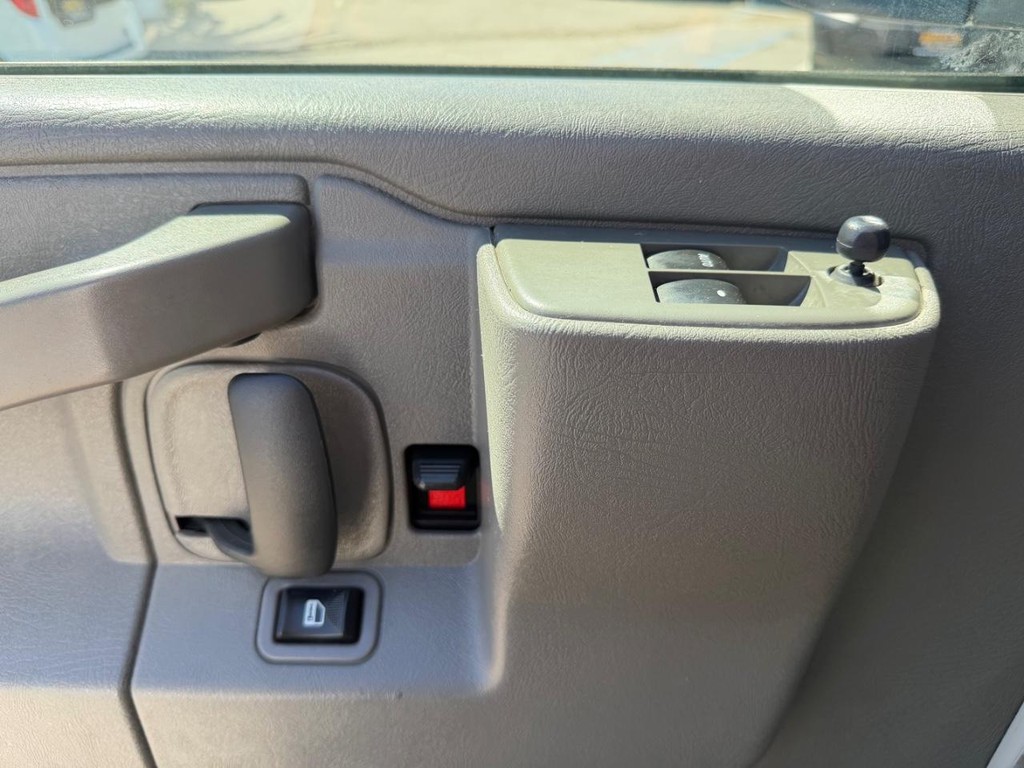 GMC Savana 2500 Vehicle Full-screen Gallery Image 34