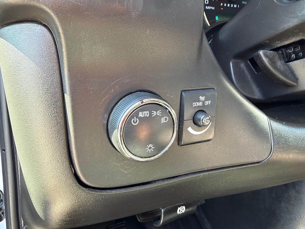 GMC Savana 2500 Vehicle Full-screen Gallery Image 35