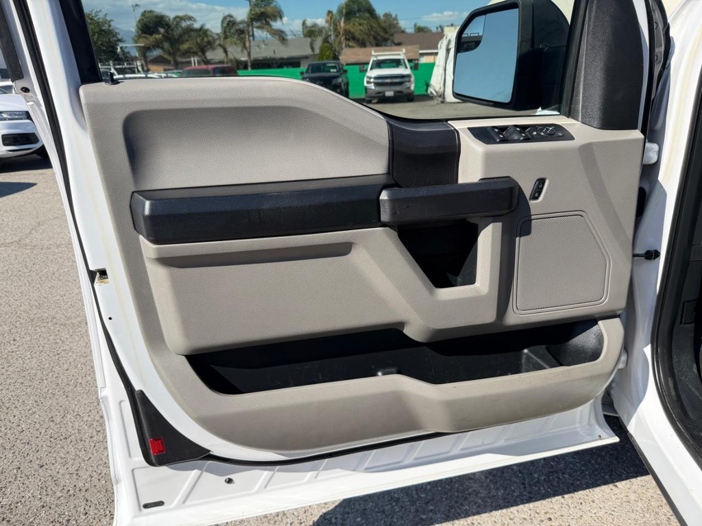 Ford F-150 Vehicle Full-screen Gallery Image 15