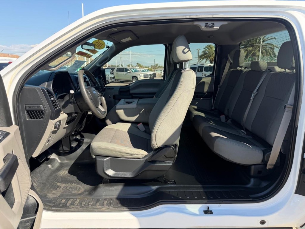 Ford F-150 Vehicle Full-screen Gallery Image 17