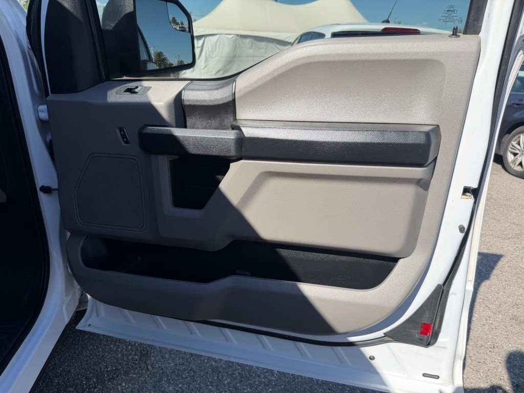 Ford F-150 Vehicle Full-screen Gallery Image 22