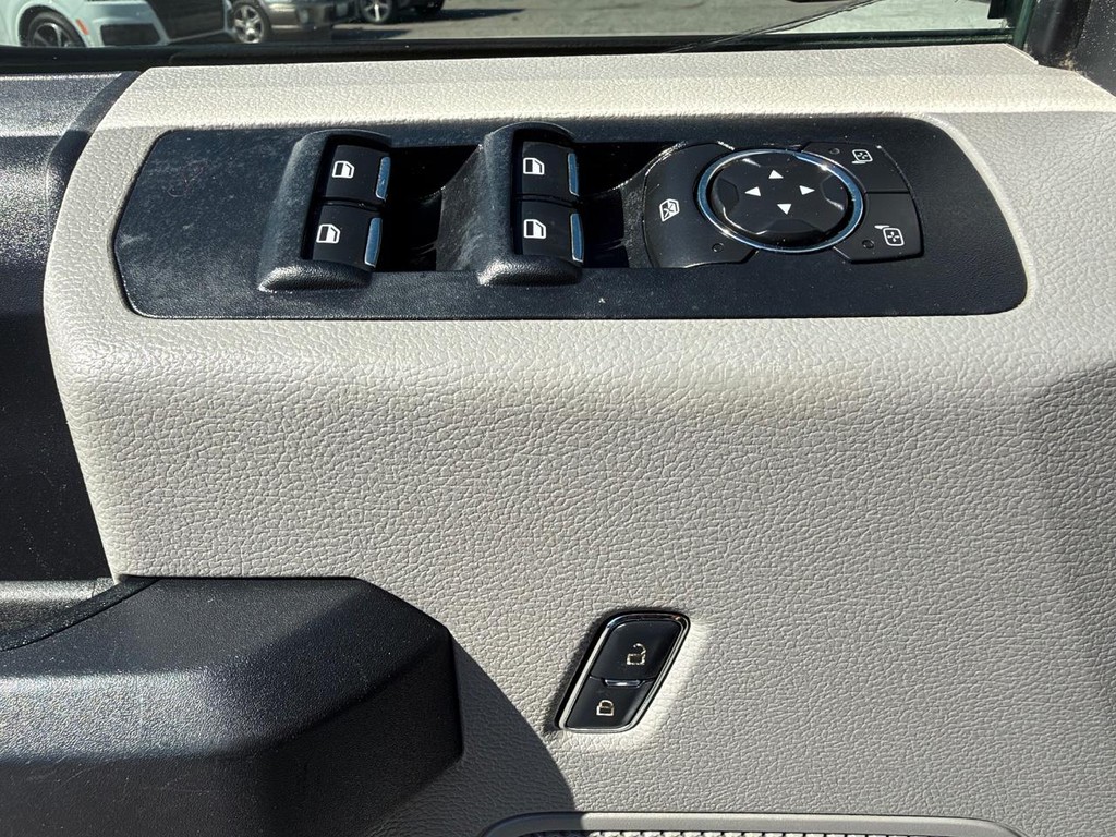 Ford F-150 Vehicle Full-screen Gallery Image 37