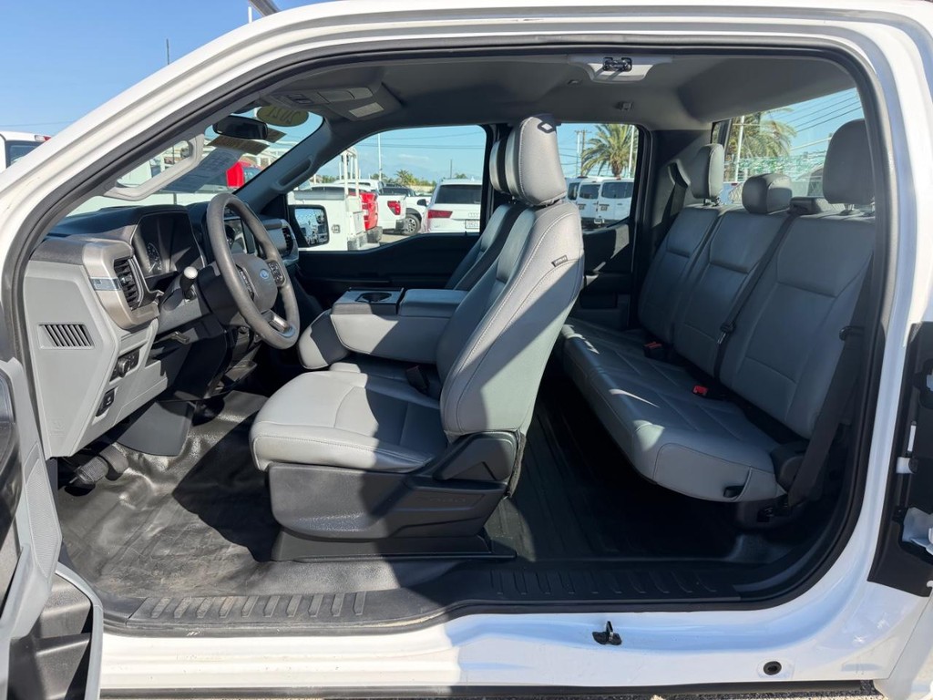 Ford F-150 Vehicle Full-screen Gallery Image 17