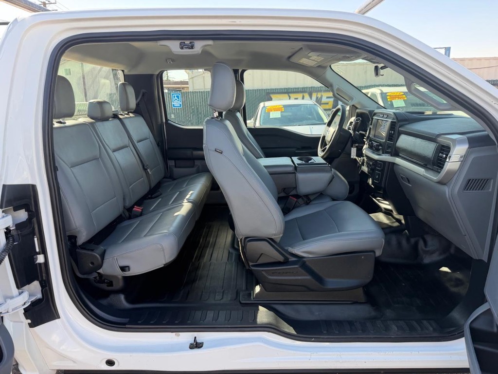 Ford F-150 Vehicle Full-screen Gallery Image 24