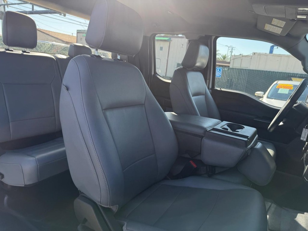 Ford F-150 Vehicle Full-screen Gallery Image 25